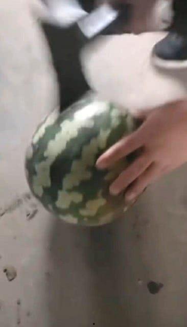 斧头砍人事件吃瓜,真相揭秘，吃瓜群众围观