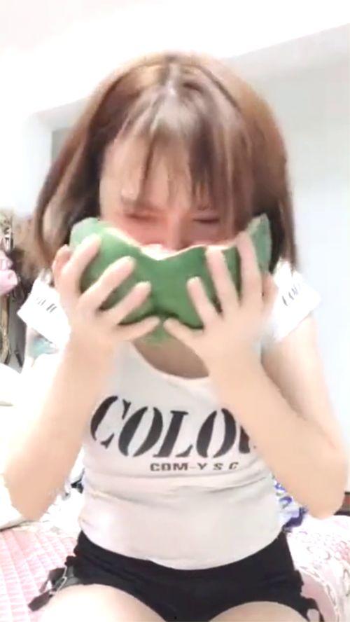 小姐姐拿瓜吃,小姐姐甜蜜享受夏日美味时光