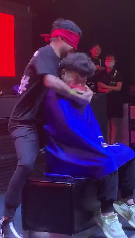 小胖被坑队友吃瓜,吃瓜群众热议事件始末