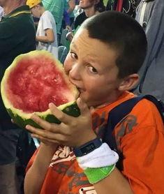 澳大利亚小孩吃瓜,澳大利亚萌娃夏日吃瓜欢乐时光